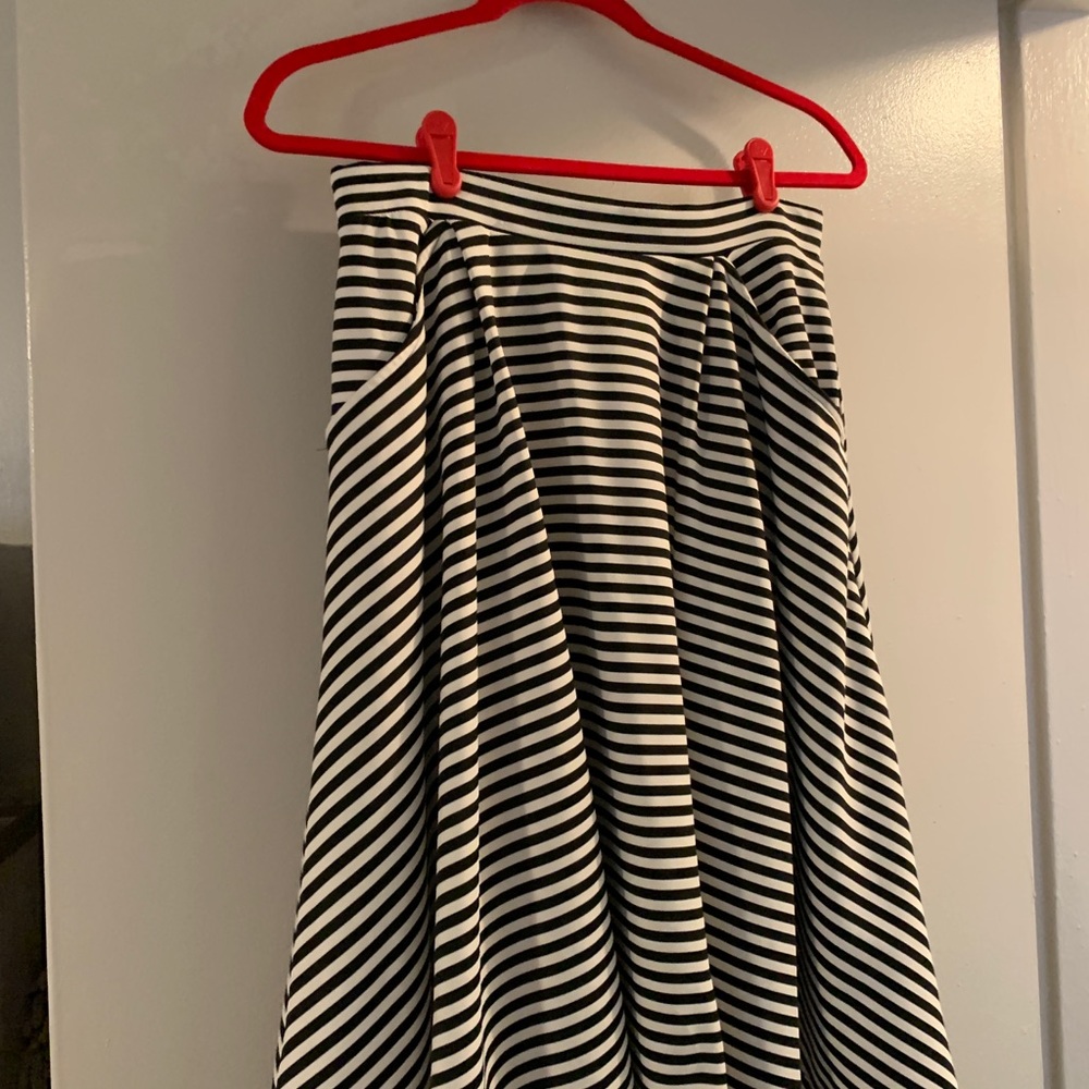 Kneel length flowing skirt